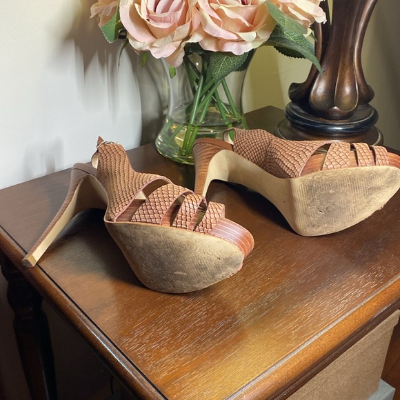 Guess heels. Size 9. Color is light brown - Picture 4 of 8